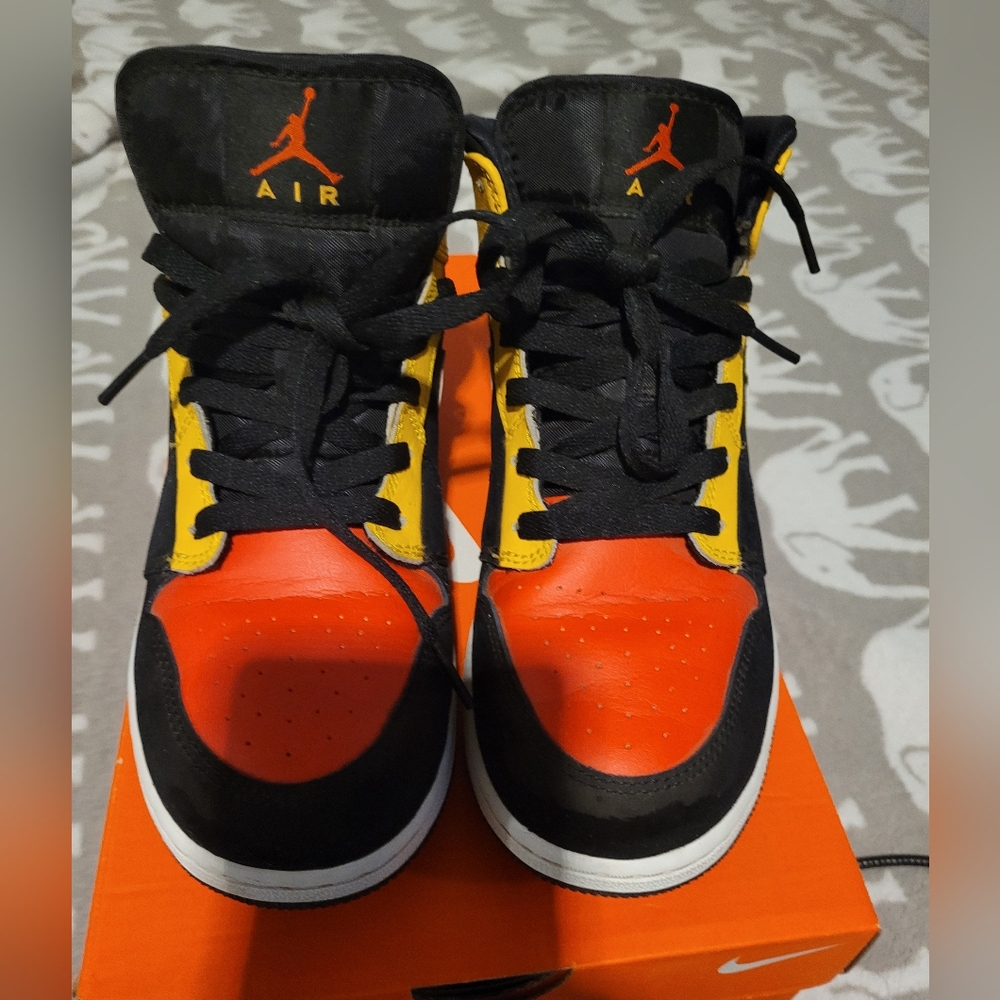 Jordan Mid team armadillo. Boys size 6.5/Women 8. No Box. Good condition Used
